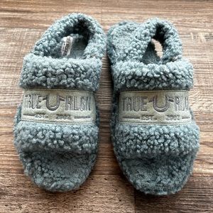 Women’s True Religion Faux Fur Slipper Size Medium 6 1/2 - 7 1/2 Shoe Size Blue